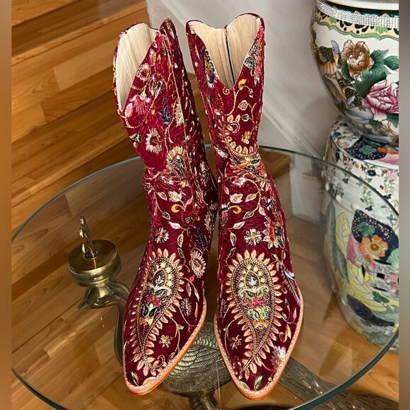 New MOMO
NEW YORK EVY EMBROIDERED VELVET BOOTS - Picture 5 of 8